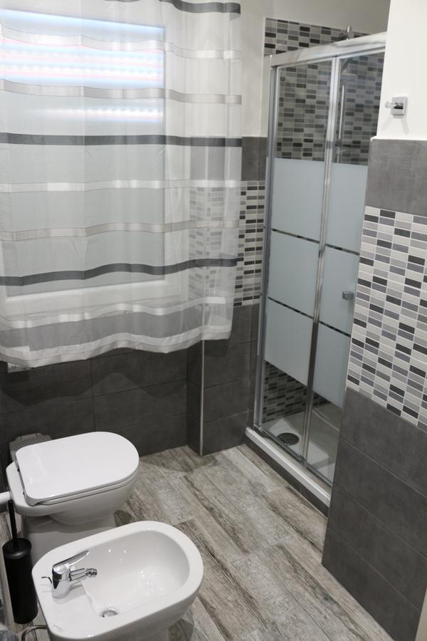 Apple Rooms Rome Airport Fiumicino Exterior photo A shower curtain