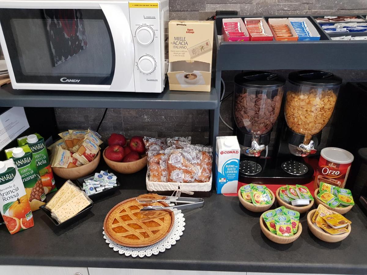 Apple Rooms Rome Airport Fiumicino Exterior photo A typical breakfast buffet