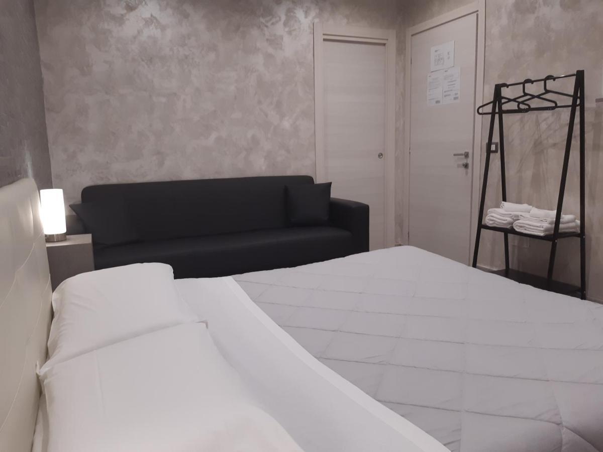 Apple Rooms Rome Airport Fiumicino Exterior photo A room at the hotel