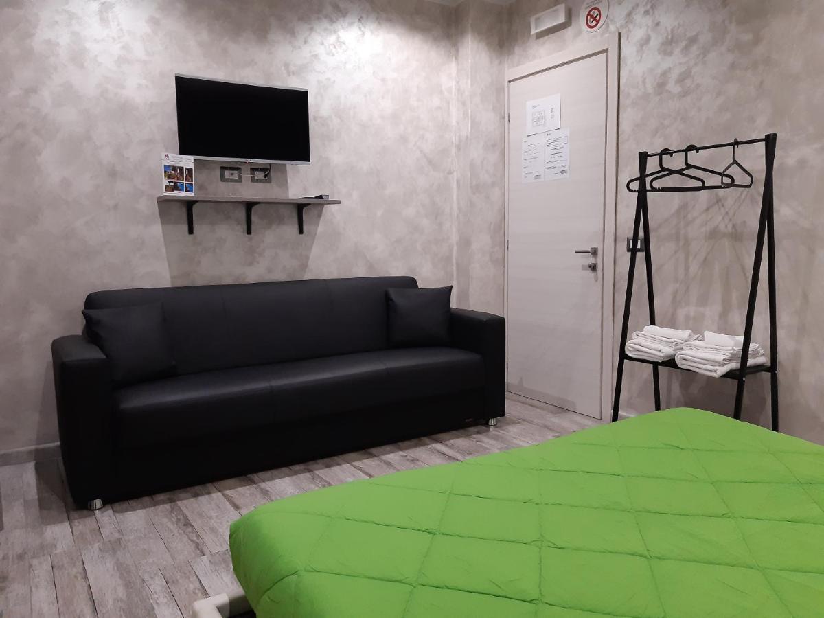 Apple Rooms Rome Airport Fiumicino Exterior photo A room at the hostel